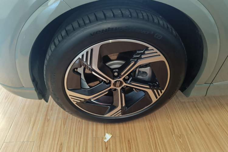 Used Audi Q4 e-tron 2023 40 e-tron Boundary Edition Left Front Wheel Hub