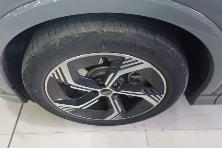 Used Audi Q4 e-tron 2023 40 e-tron Boundary Edition Left Front Wheel Hub