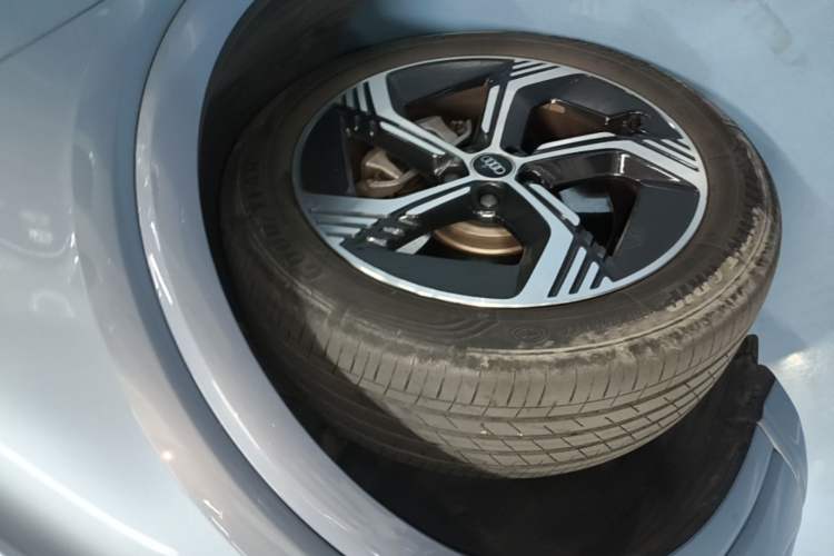 Used Audi Q4 e-tron 2023 40 e-tron Creation Edition Midnight Left Front Wheel Hub