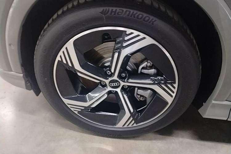 Used Audi Q4 e-tron 2023 40 e-tron Boundary Edition Left Front Wheel Hub