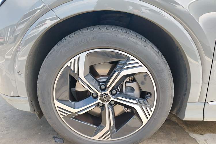 Used Audi Q4 e-tron 2023 40 e-tron Boundary Edition Left Front Wheel Hub