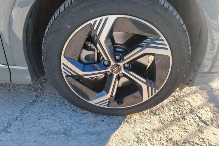 Used Audi Q4 e-tron 2023 40 e-tron Boundary Edition Right Front Wheel Hub