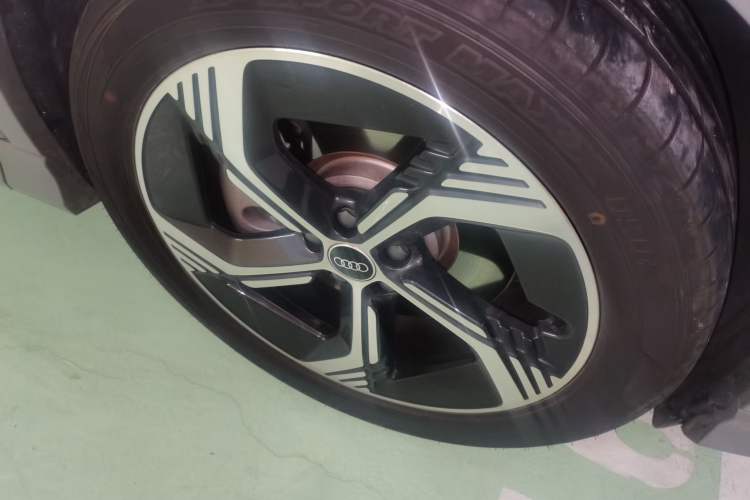 Used Audi Q4 e-tron 2023 40 e-tron Boundary Edition Right Front Wheel Hub