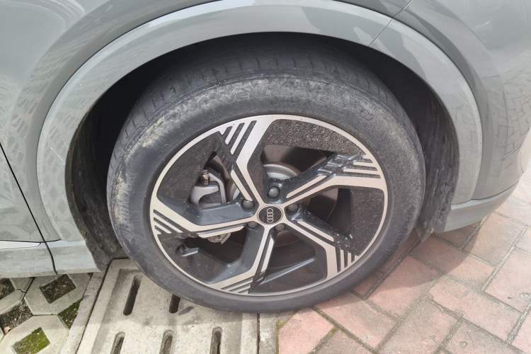 Used Audi Q4 e-tron 2023 50 e-tron quattro Visionary Edition Right Front Wheel Hub