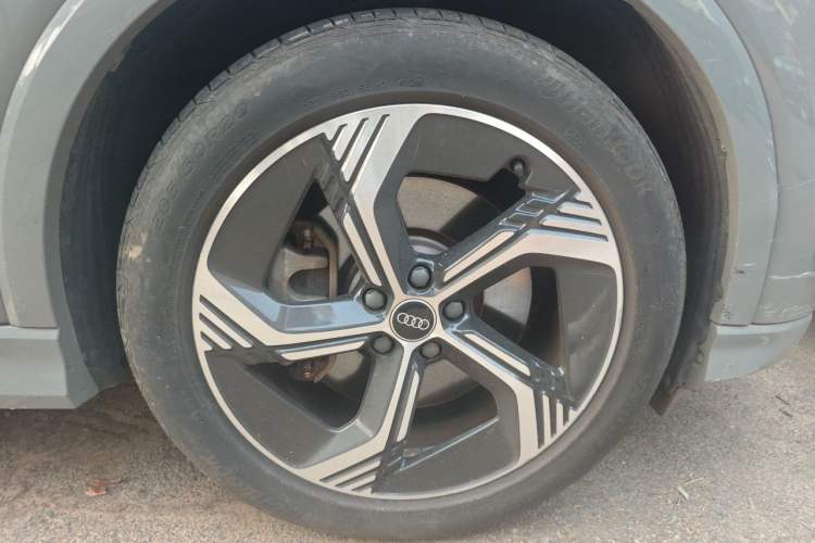 Used Audi Q4 e-tron 2023 40 e-tron Boundary Edition Right Front Wheel Hub