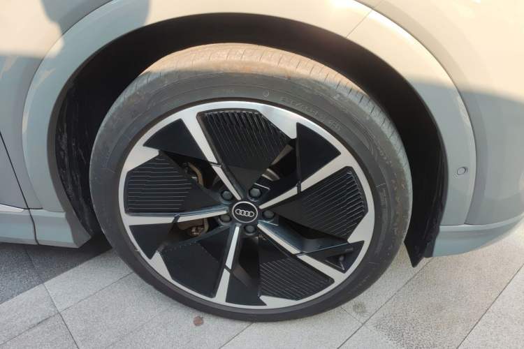 Used Audi Q4 e-tron 2023 50 e-tron quattro Creation Edition Right Front Wheel Hub