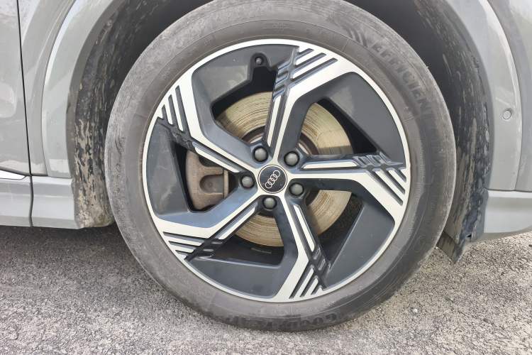 Used Audi Q4 e-tron 2023 40 e-tron Boundary Edition Right Front Wheel Hub