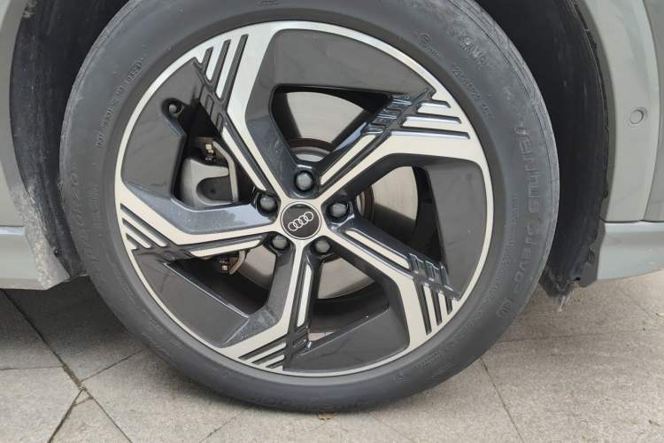 Used Audi Q4 e-tron 2023 40 e-tron Boundary Edition Right Front Wheel Hub