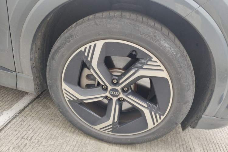 Used Audi Q4 e-tron 2023 40 e-tron Creation Edition Midnight Right Front Wheel Hub