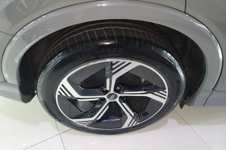 Used Audi Q4 e-tron 2023 40 e-tron Boundary Edition Right Rear Wheel Hub