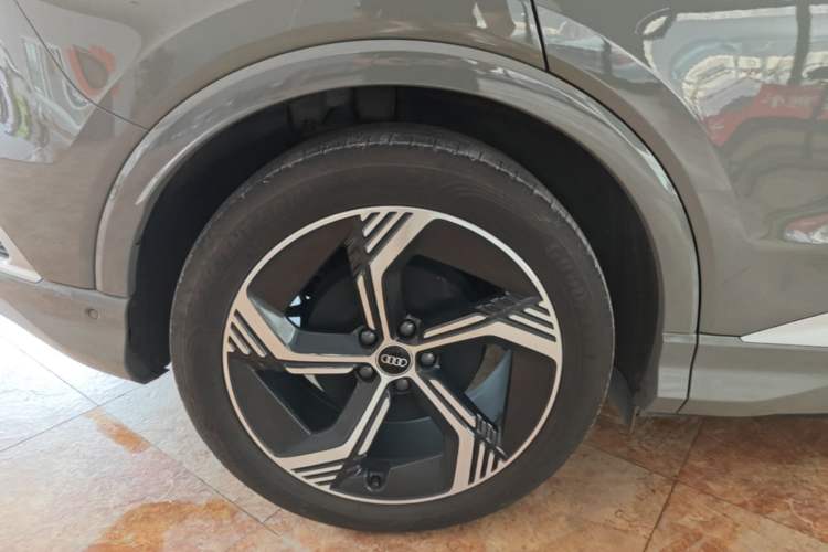 Used Audi Q4 e-tron 2023 40 e-tron Boundary Edition Right Rear Wheel Hub