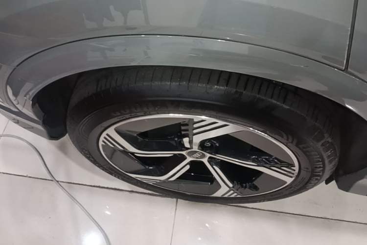 Used Audi Q4 e-tron 2023 40 e-tron Creation Edition Midnight Right Rear Wheel Hub