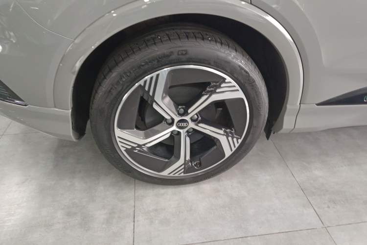 Used Audi Q4 e-tron 2023 40 e-tron Creation Edition Midnight Right Rear Wheel Hub