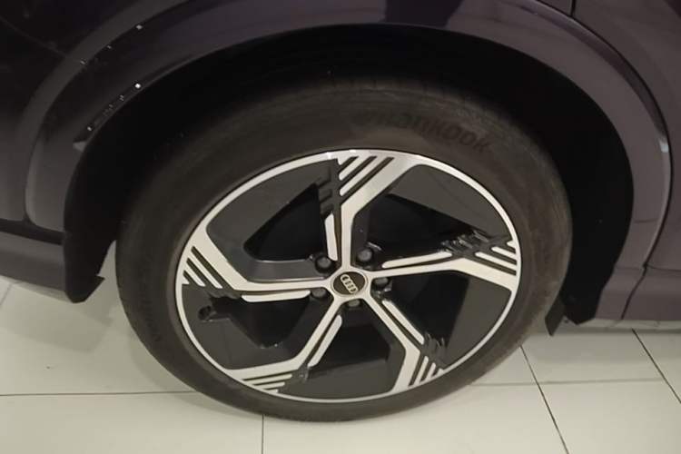 Used Audi Q4 e-tron 2023 50 e-tron quattro Visionary Edition Right Rear Wheel Hub