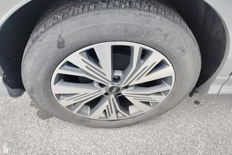 Used Audi Q4 e-tron 2023 40 e-tron Adventure Edition Right Rear Wheel Hub