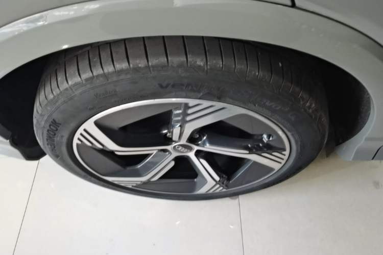 Used Audi Q4 e-tron 2023 40 e-tron Boundary Edition Right Rear Wheel Hub