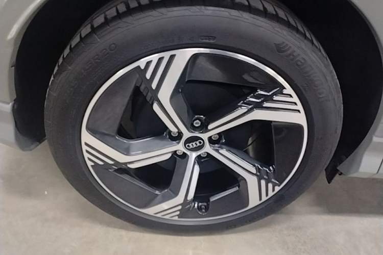 Used Audi Q4 e-tron 2023 40 e-tron Boundary Edition Right Rear Wheel Hub