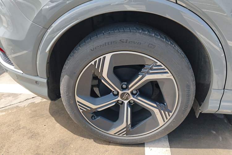 Used Audi Q4 e-tron 2023 40 e-tron Boundary Edition Right Rear Wheel Hub