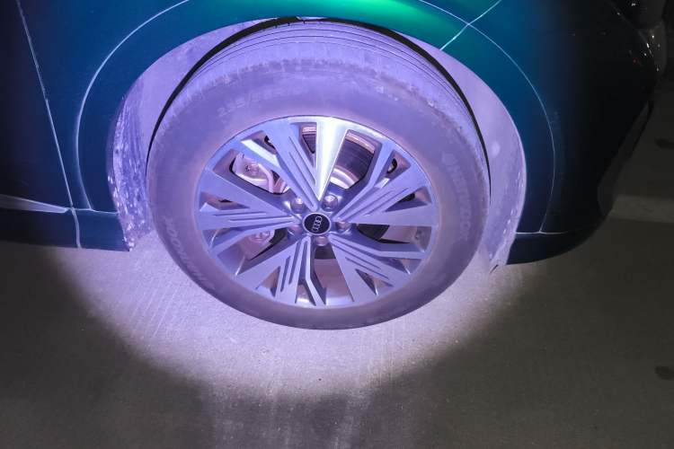 Used Audi Q4 e-tron 2023 40 e-tron Adventure Edition Right Front Wheel Hub