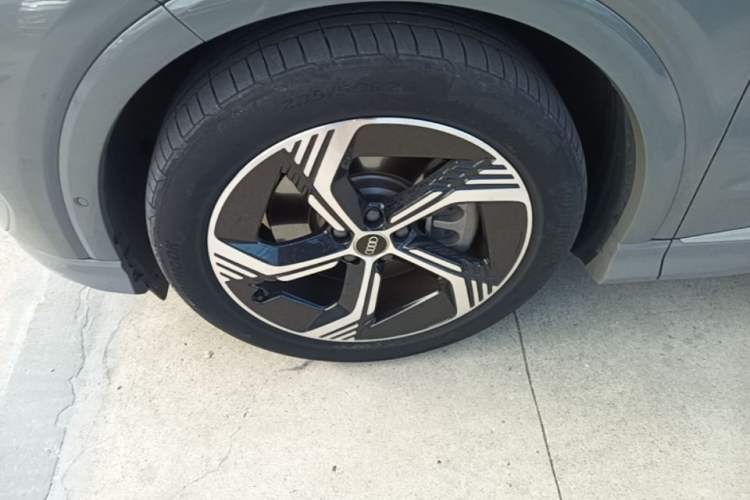 Used Audi Q4 e-tron 2023 40 e-tron Boundary Edition Left Front Wheel Hub