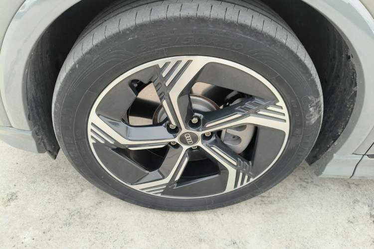 Used Audi Q4 e-tron 2023 40 e-tron Creation Edition Midnight Left Front Wheel Hub