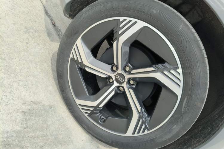 Used Audi Q4 e-tron 2023 40 e-tron Creation Edition Midnight Right Rear Wheel Hub
