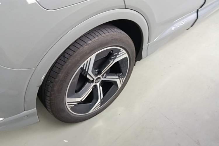 Used Audi Q4 e-tron 2023 40 e-tron Boundary Edition Right Rear Wheel Hub