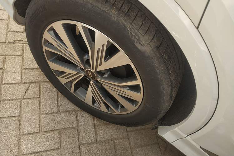 Used Audi Q4 e-tron 2023 40 e-tron Adventure Edition Right Rear Wheel Hub