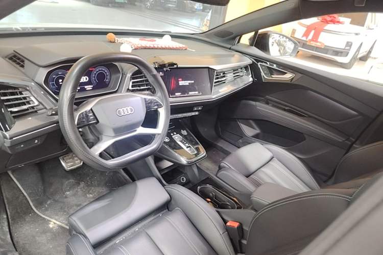 Used Audi Q4 e-tron 2023 40 e-tron Boundary Edition Center Console