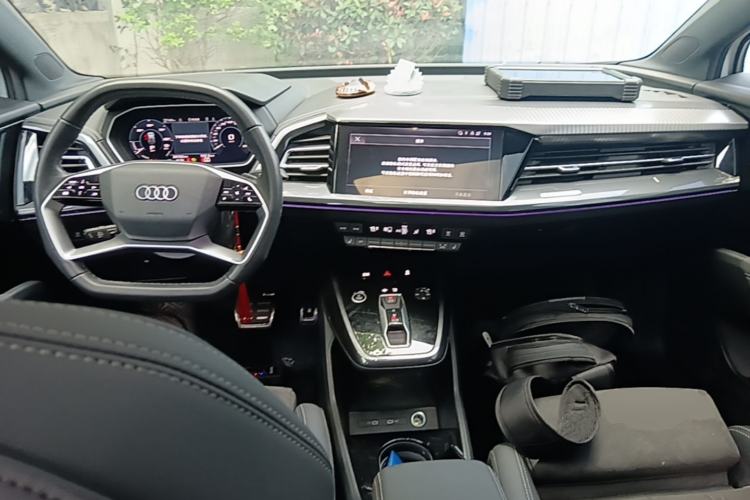 Used Audi Q4 e-tron 2023 40 e-tron Creation Edition Midnight Center Console