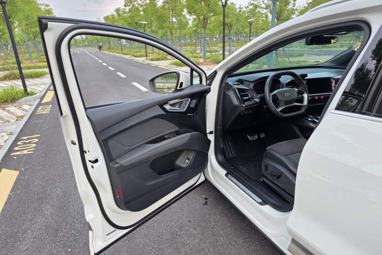 Used Audi Q4 e-tron 2023 50 e-tron quattro Visionary Edition Interior 3