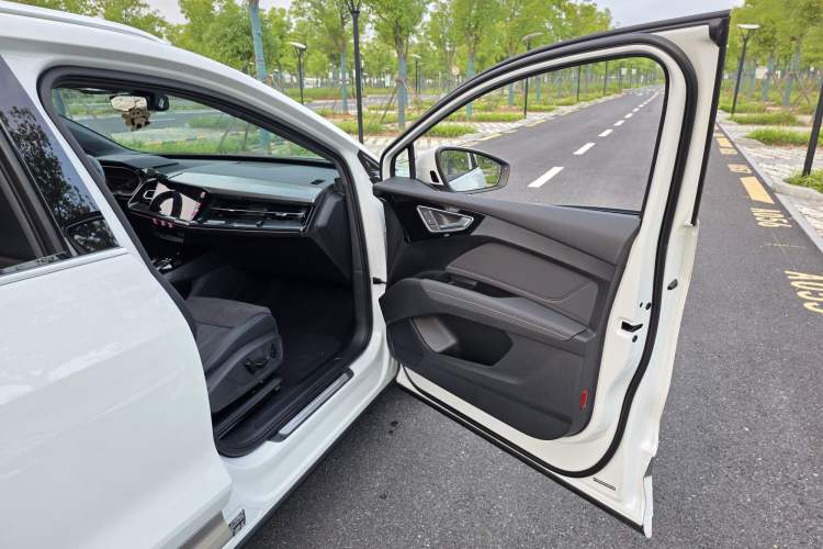Used Audi Q4 e-tron 2023 50 e-tron quattro Visionary Edition Interior 8