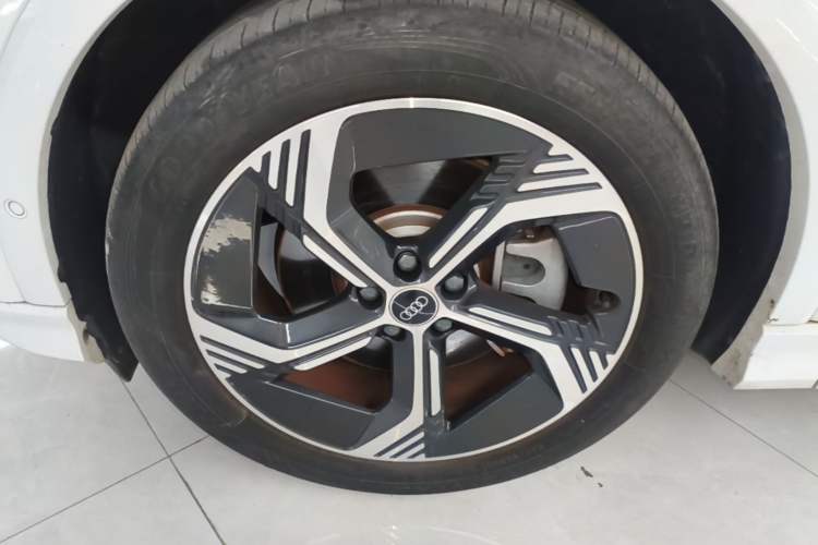 Used Audi Q4 e-tron 2023 40 e-tron Boundary Edition Left Front Wheel Hub