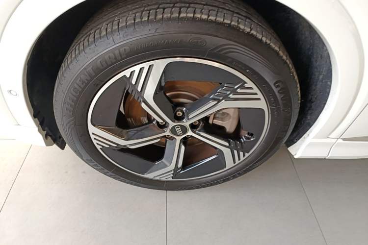Used Audi Q4 e-tron 2023 40 e-tron Boundary Edition Left Front Wheel Hub