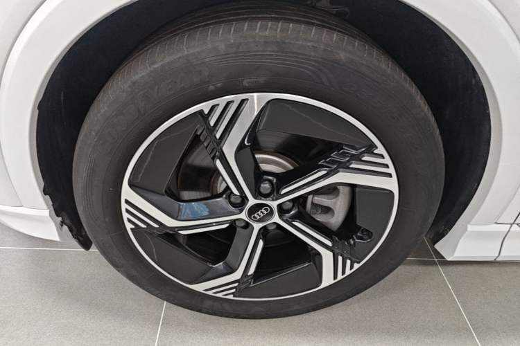 Used Audi Q4 e-tron 2023 40 e-tron Boundary Edition Left Front Wheel Hub