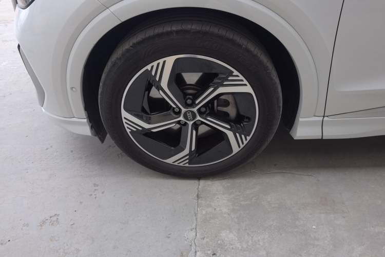 Used Audi Q4 e-tron 2023 40 e-tron Boundary Edition Left Front Wheel Hub