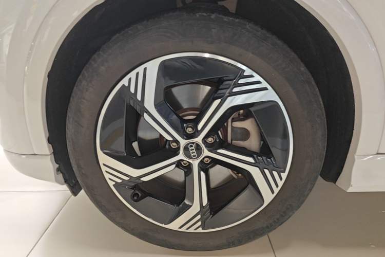 Used Audi Q4 e-tron 2023 40 e-tron Creation Edition Midnight Left Front Wheel Hub