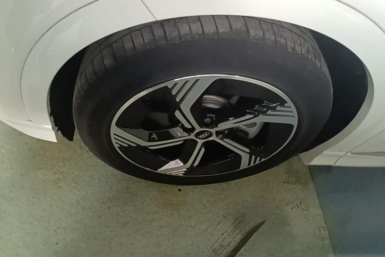 Used Audi Q4 e-tron 2023 50 e-tron quattro Visionary Edition Left Front Wheel Hub
