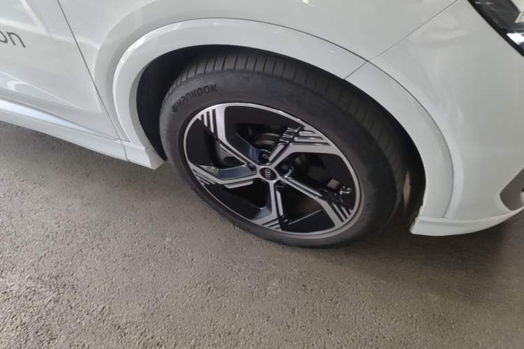 Used Audi Q4 e-tron 2023 40 e-tron Boundary Edition Right Front Wheel Hub