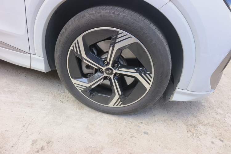 Used Audi Q4 e-tron 2023 40 e-tron Boundary Edition Right Front Wheel Hub