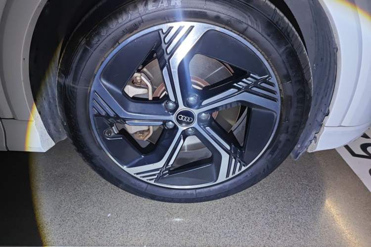 Used Audi Q4 e-tron 2023 50 e-tron quattro Visionary Edition Right Front Wheel Hub