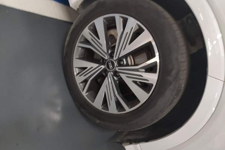 Used Audi Q4 e-tron 2023 40 e-tron Adventure Edition Right Front Wheel Hub