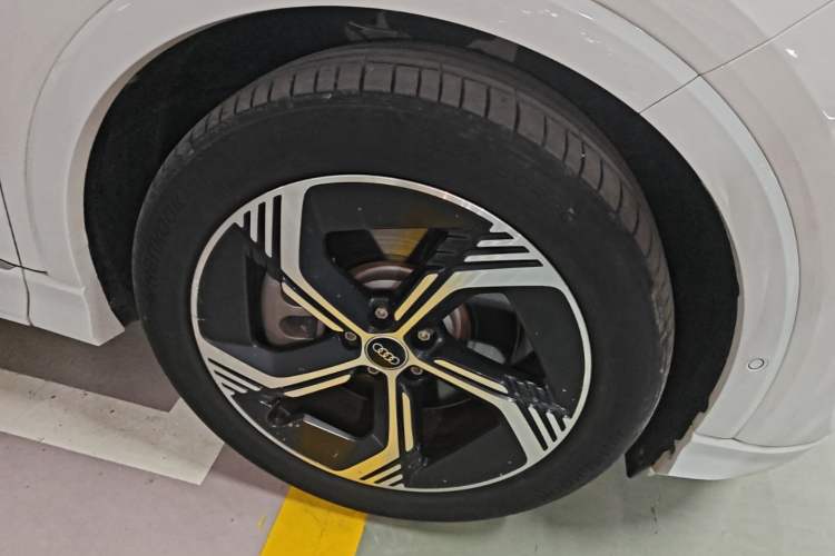 Used Audi Q4 e-tron 2023 40 e-tron Boundary Edition Right Front Wheel Hub