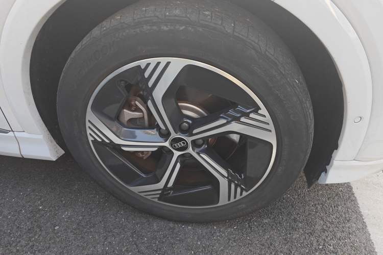 Used Audi Q4 e-tron 2023 40 e-tron Boundary Edition Right Front Wheel Hub