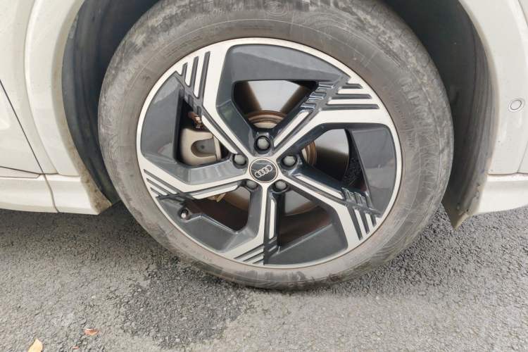 Used Audi Q4 e-tron 2023 40 e-tron Boundary Edition Right Front Wheel Hub