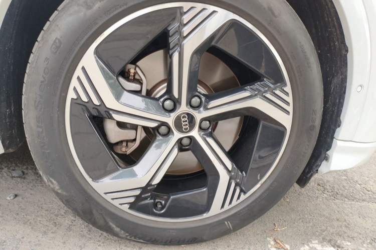 Used Audi Q4 e-tron 2023 40 e-tron Boundary Edition Right Front Wheel Hub