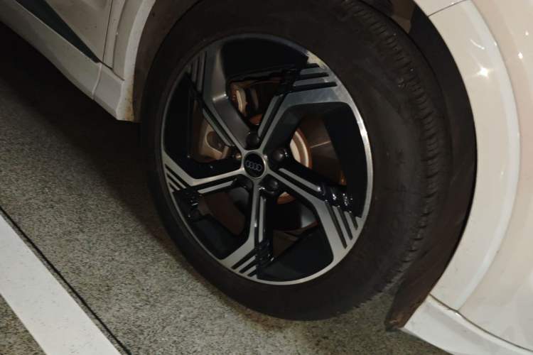 Used Audi Q4 e-tron 2023 40 e-tron Boundary Edition Right Front Wheel Hub