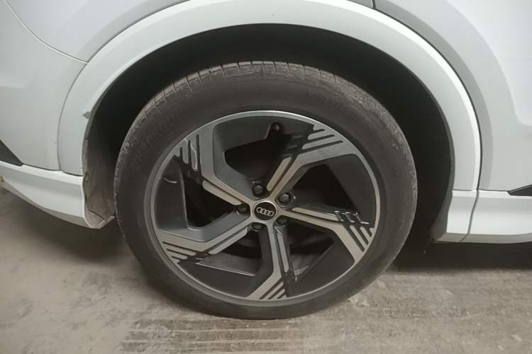 Used Audi Q4 e-tron 2023 40 e-tron Boundary Edition Right Rear Wheel Hub