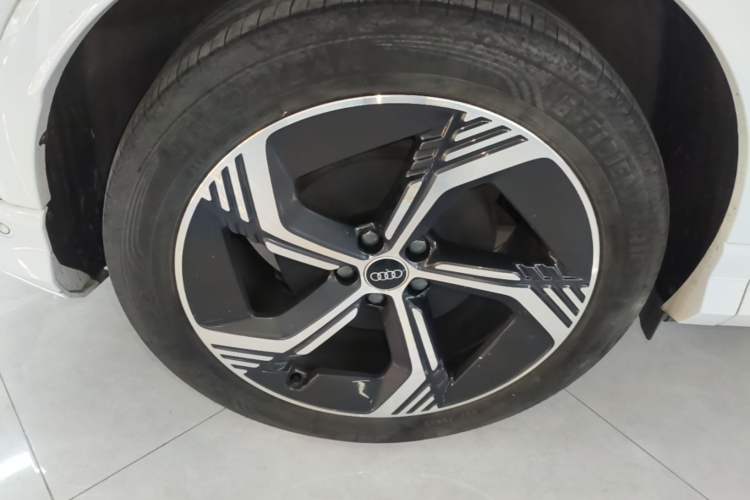 Used Audi Q4 e-tron 2023 40 e-tron Boundary Edition Right Rear Wheel Hub