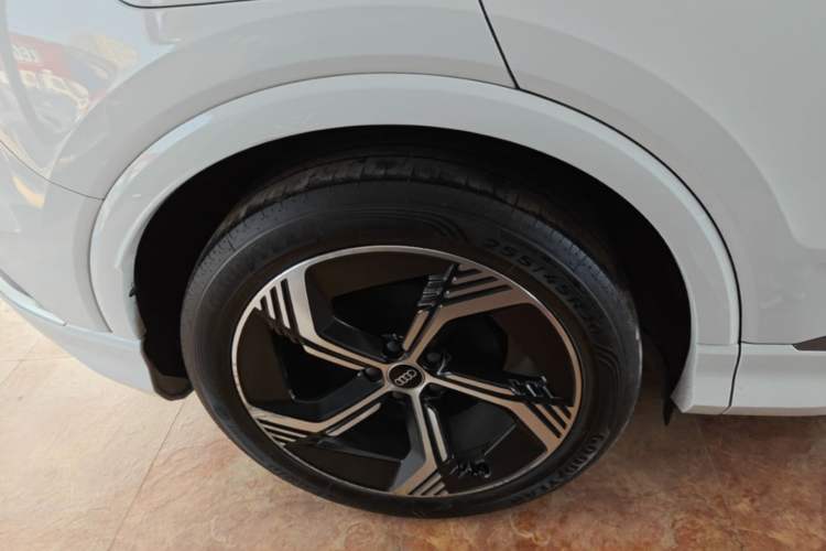 Used Audi Q4 e-tron 2023 40 e-tron Boundary Edition Right Rear Wheel Hub